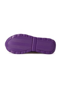Sole in gomma viola con un motivo a spina di pesce testurizzato, caratterizzata da bordi rialzati e una cresta centrale. Adatta per vari design di calzature.
