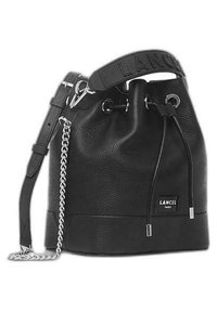 Sac seau en cuir noir avec surface texturée, accent en chaîne argenté, bandoulière réglable et détail de logo embossé sur la poignée.