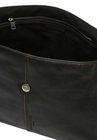 Zwarte leren tas met een gladde textuur, magnetische drukknoopsluiting en binnenvak met rits. Voorzien van subtiele branding aan de zijkant.