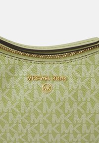 MICHAEL Michael Kors JET CHARM CHAIN POUCHETTE - Rankinė - light sage