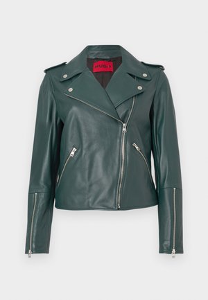 Veste de motard en cuir vert avec fermetures éclair argentées, épaulettes et coupe cintrée. Elle possède un large col et des poches latérales inclinées.