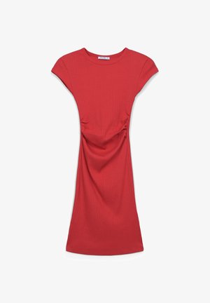 Robe rouge côtelée et ajustée avec des manches courtes, détails froncés sur les côtés et ourlet à mi-genoux, fabriquée en mélange de coton extensible.