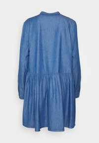 Abito in denim blu medio con scollatura tonda, maniche lunghe e vita arricciata per una silhouette svasata. Texture morbida con dettagli di cucitura discreti.
