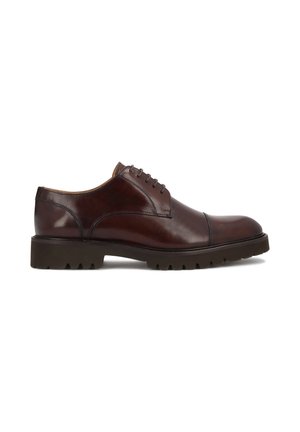 Brauner Schnürschuh aus Leder mit genähter Kappenspitze und dicker robuster Sohle, seitlich auf weißem Hintergrund dargestellt.