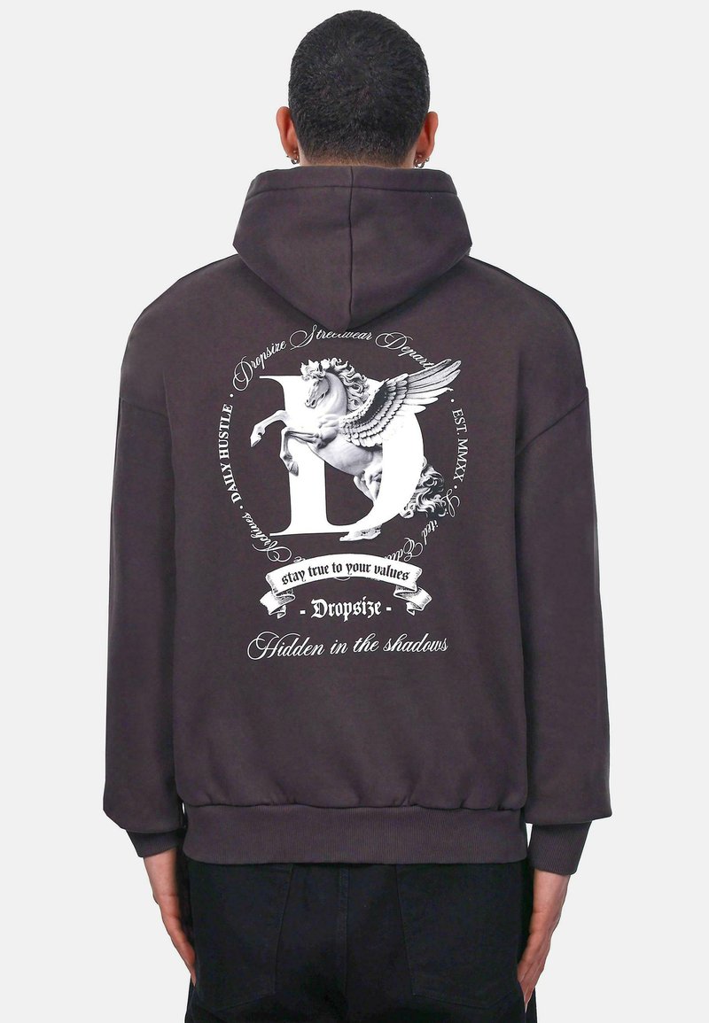 Dunkelgrauer Hoodie mit einer Fronttasche, auf dem Rücken mit einem großen weißen Grafik eines geflügelten Pferdes und stilisiertem Text.