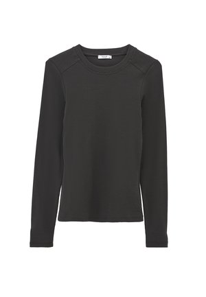 Camiseta de manga larga negra hecha de una tela suave, con escote redondo y textura acanalada, con costuras a lo largo de los hombros.