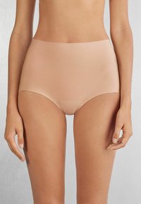 Hoge taille, naadloze nude onderbroek met een gladde textuur en volledige dekking, ontworpen voor comfort en veelzijdigheid.
