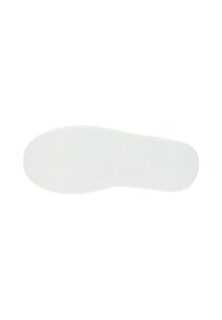 Semelle en caoutchouc blanche avec une surface texturée, présentant un rebord arrondi et une branding subtile. Design plat adapté pour des chaussures décontractées.