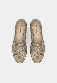 Μπεζ παπούτσια με σχέδιο από δέρμα φιδιού, με στρογγυλή μύτη και ραφές. Λείος εσωτερικός επένδυση. Ισιώτης σόλα κατάλληλη για casual εμφάνιση.