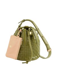 Borsa a secchiello in pelle intrecciata verde con una pochette rosa con zip removibile, accenti dorati, tracolla regolabile e chiusura a coulisse superiore.