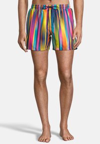 Multicolore gestreepte zwemshorts gemaakt van lichtgewicht stof. Ze hebben een elastische tailleband met een trekkoord en zijzakken.