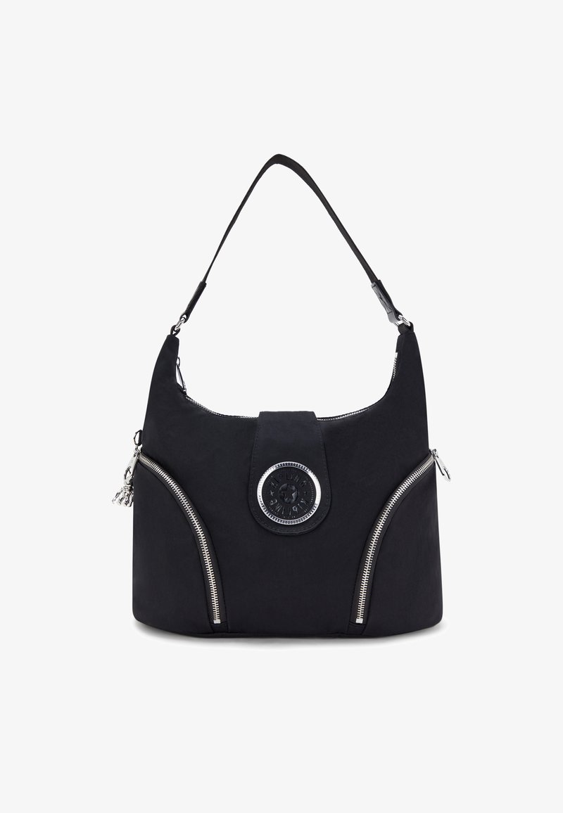 Czarna torebka wykonana z materiału, o zaokrąglonym kształcie, z zamykanymi na zamek kieszeniami po bokach, z okrągłym akcentem logo i wygiętym paskiem na ramię.