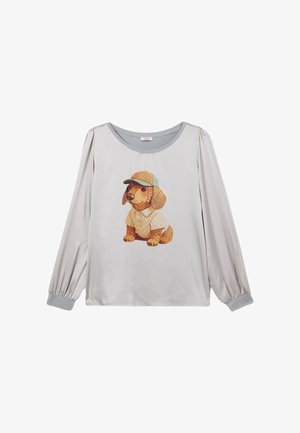 Langarmshirt in lichtgrijs met een grote hondenafbeelding. Heeft zachte stof, een ronde hals en geplooide mouwen met blauwe boorden.