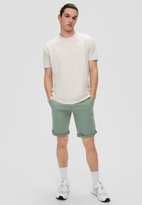 QS BERMUDA - Shorts - salbeigrün