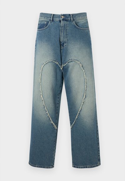 Blå denimjeans med ett hjärtformat rivet mönster på framsidan, rak benstil och en något blekt finish.