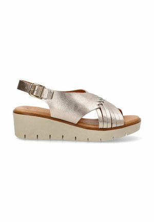Sandal metálica dorada de plataforma con parte superior de piel texturizada, punta descubierta y correa con hebilla. Presenta una suela beige claro con surcos.