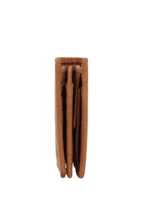 Portafoglio marrone in pelle bifold mostrato chiuso di lato, evidenziando i suoi scomparti piegati e i dettagli delle cuciture.