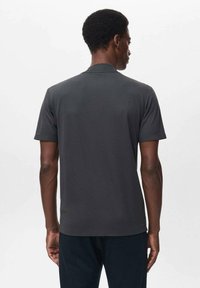 Grijze korte mouwen t-shirt van gladde stof. Ronde hals ontwerp, casual fit zonder zichtbare logo's of versieringen. Strak, minimalistisch uiterlijk.