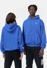 Karl Kani CHEST SIGNATURE ESSENTIAL ZIP HOODIE UNISEX - Majica s kapuljačom i patentnim zatvaračem - blue