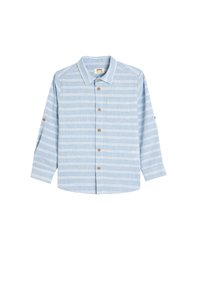 Camicia azzurra chiara con bottoni, caratterizzata da strisce orizzontali bianche, maniche lunghe, una tasca sul lato sinistro e bottoni marroni.
