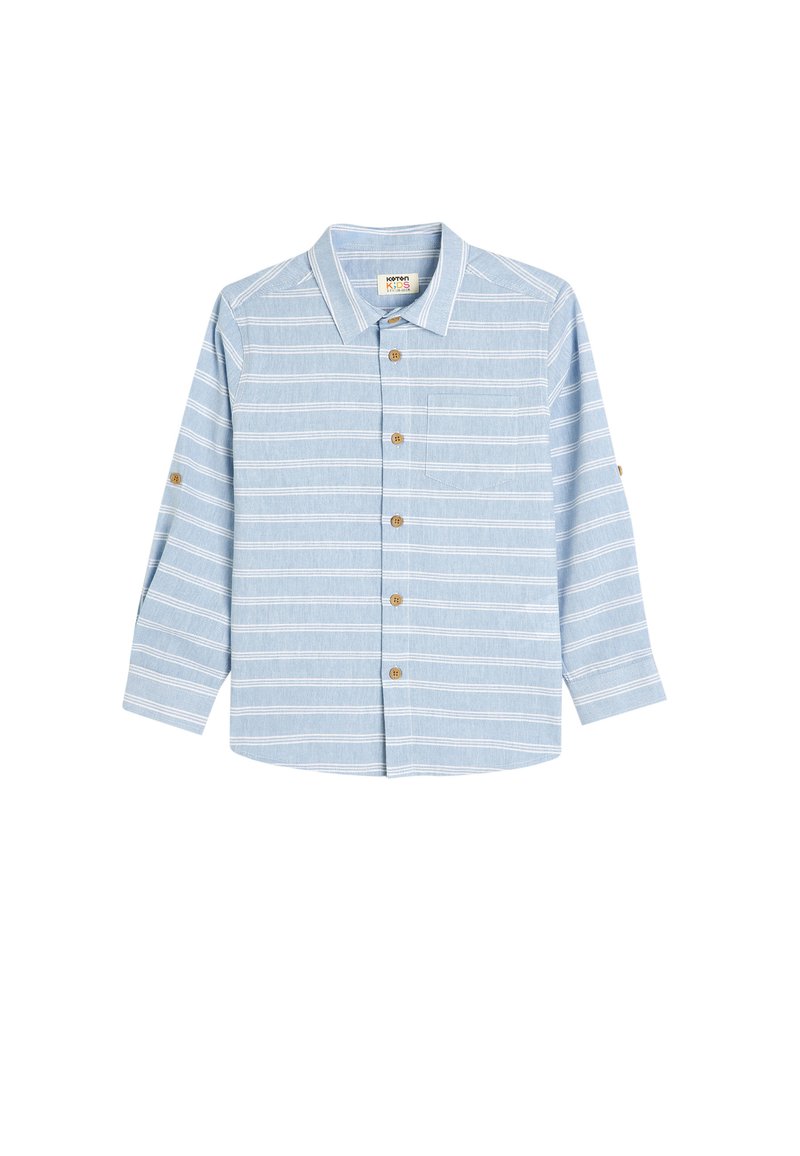 Camicia azzurra chiara con bottoni, caratterizzata da strisce orizzontali bianche, maniche lunghe, una tasca sul lato sinistro e bottoni marroni.