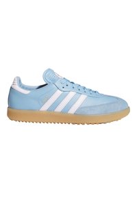 Hellblaue Adidas Samba Sneaker mit weißen Streifen, Gummisohle und Wildlederspitze, von der Außenseite auf weißem Hintergrund gezeigt.