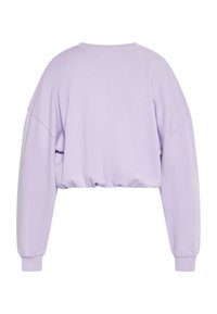Fioletowy, skrócony sweatshirt z oversize'owymi długimi rękawami, prążkowanymi mankietami oraz marszczonym dołem. Gładka tekstura i minimalistyczny design.