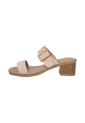 Sandalia mule beige de punta abierta con tiras anchas, hebilla cuadrada dorada y tacón ancho con textura similar a la madera sobre un fondo blanco.