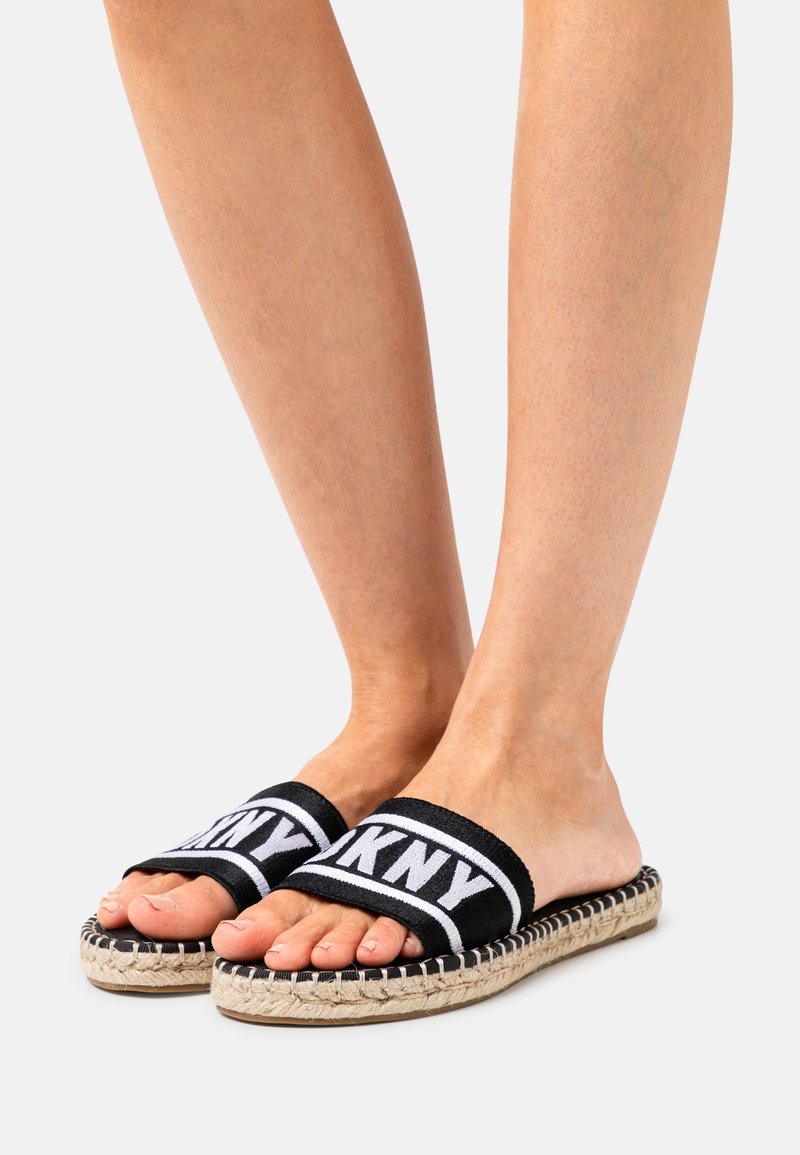 DKNY TAZI FLAT SLIDE Mules black/white/black Zalando.ie