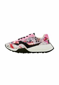 Sneaker multicolore con stampa grafica a motivi di giornale, tomaia in suede rosa, dettagli neri e una suola bianca spessa.
