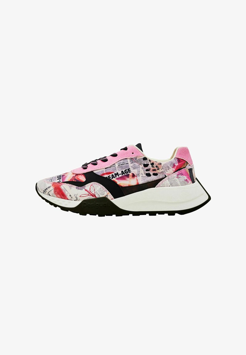 Mehrfarbige Sneaker mit einem grafischen Druck im Zeitungsstil, einem oberen Teil aus pinkem Wildleder, schwarzen Akzenten und einer klobigen weißen Sohle.