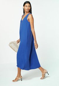 Next - SLEEVELESS COLUMN V-NECK MIDI - REGULAR FIT - Hverdagskjole - blue Miniaturebillede 1