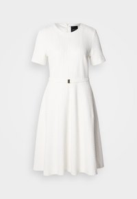 Robe blanche à manches courtes avec un motif texturé, un corsage cintré, une jupe évasée et une ceinture couleur or soulignant la taille.