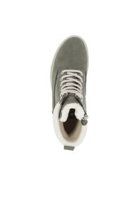 Bota de cuero gris con punta redonda, forro de piel sintética blanca, cordones gris claro y una lengüeta en la parte trasera para facilitar su uso.