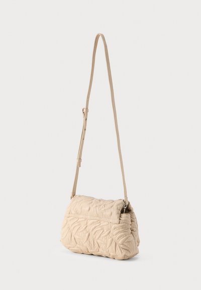 Μπεζ ραμμένη τσάντα χιαστί με ρυθμιζόμενο ιμάντα και υφή με σχέδιο σε σχήμα φύλλου στη μαλακή υφασμάτινη επιφάνεια.