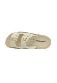 Sandali beige chiaro con due cinturini regolabili e fibbie dorate. La soletta è simile al camoscio e la suola ha una finitura liscia.