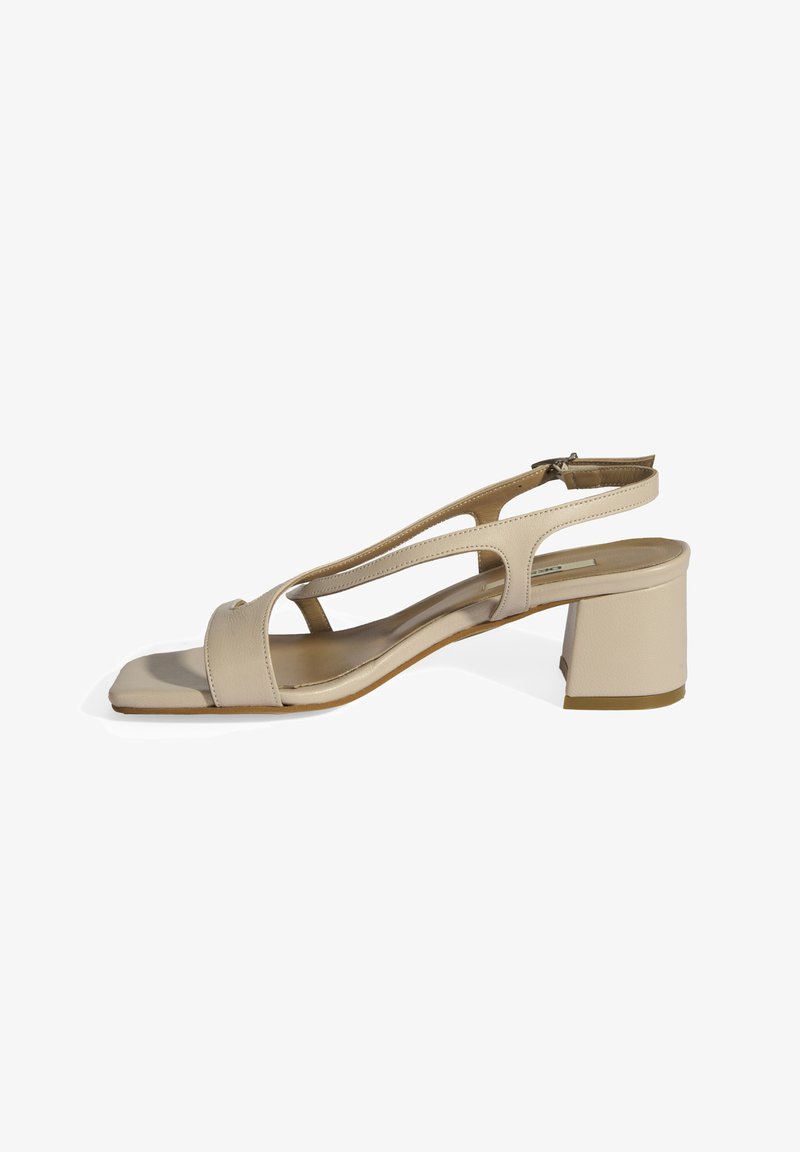 Beige hoge sandaal met een vierkante teen, open zijkanten en een slingback ontwerp. Het materiaal heeft een gladde textuur met een chunky blokhak.