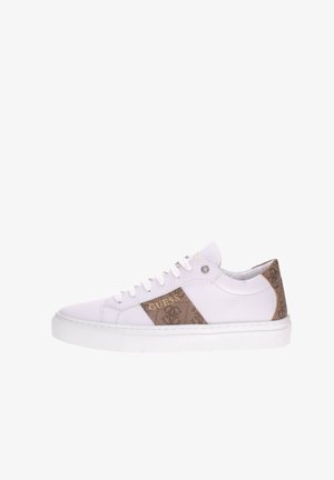 Baskets basses blanches avec lacets blancs, bande latérale marron à motif, patch talon avec logo, et semelle blanche en caoutchouc.