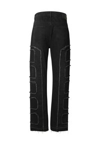 Pantalon en denim noir à coupe droite, avec des bords effilochés et des découpes rectangulaires sur les côtés. Poches arrière incluses.