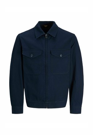 Marineblaue Reißverschlussjacke mit spitzem Kragen, langen Ärmeln und zwei vorderen Brusttaschen mit Klappen und Knöpfen.