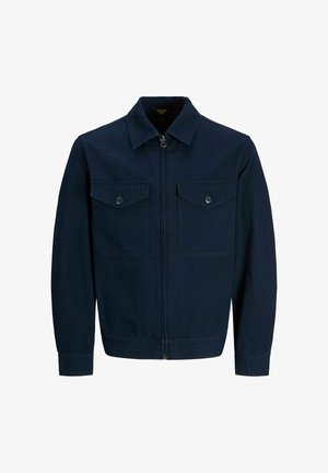 Marineblå glidelåsjakke med spiss krage, lange ermer og to frontlommer med knappede klaffer på brystet.