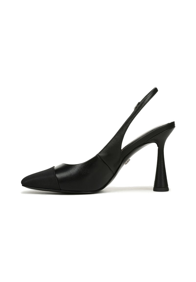 Scarpa nera altezza con tacco a punta, in pelle texturizzata, e tacco a cono intagliato. Presenta una finitura opaca e liscia.