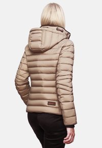 Beige pufferjakke med hætte, der har horisontale quiltede linjer, elastiske ærmer og en læderlap i kanten. Glat, blank tekstur.