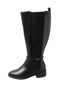 Svarta knähöga stövlar i en blandning av slät läder och textil. Dekorativ rem med spänne vid vristen och en låg, fyrkantig klack.