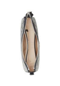 Clutch grigia con zip, esterno a motivo, dettagli neri e interno beige, dotato di tre scomparti e texture liscia.