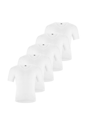 Fünf schlichte weiße T-Shirts mit kurzen Ärmeln und V-Ausschnitt, diagonal auf einem weißen Hintergrund angeordnet.