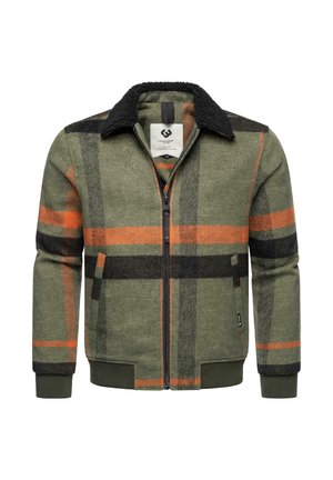Groene geruite jas met oranje en zwarte lijnen, voorzien van een rits aan de voorkant, een zwarte sherpa kraag en elastische manchetten. Gemaakt van textiele stof.