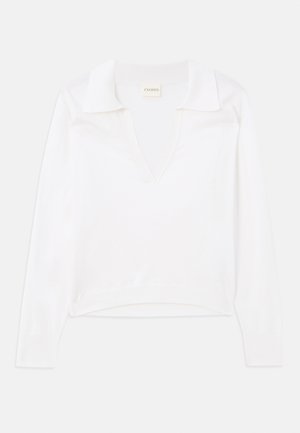 Weißer Pullover mit tiefem V-Ausschnitt und klassischem Kragen. Lange Ärmel mit gerippten Bündchen und Saum, aus weichem, strukturiertem Material.