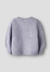 Lilla strikkegenser med rund hals, ballongermer og teksturerte detaljer på skuldrene. Mykt stoff med ribbet nederkant.