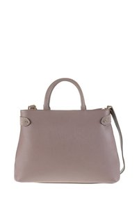 Borsa in pelle taupe con due manici superiori e una tracolla regolabile, caratterizzata da una texture granata e dettagli in hardware color oro.